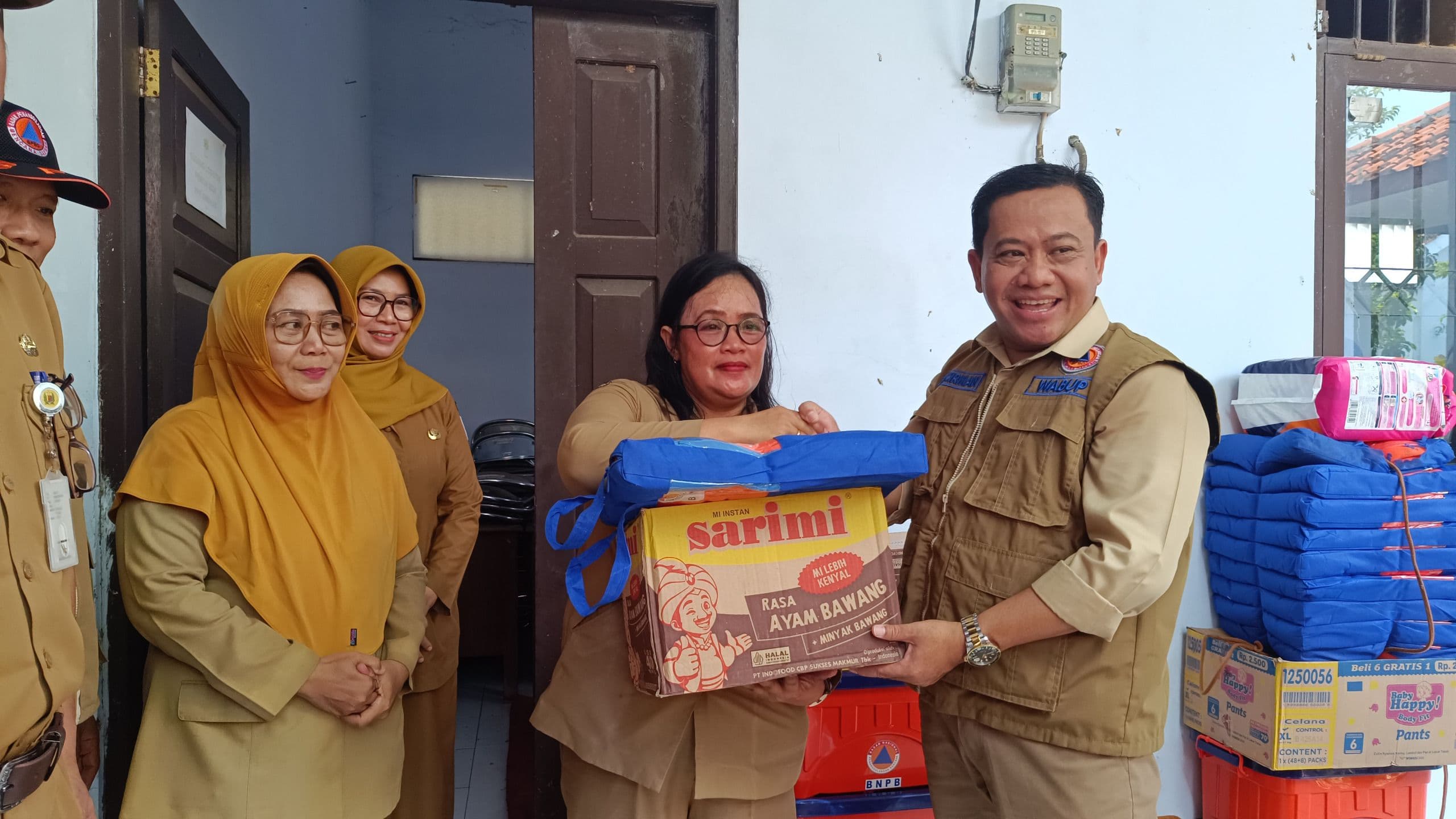 WABUP SUKIRMAN TINJAU KORBAN BENCANA BANJIR DI POSKO KECAMATAN SIWALAN