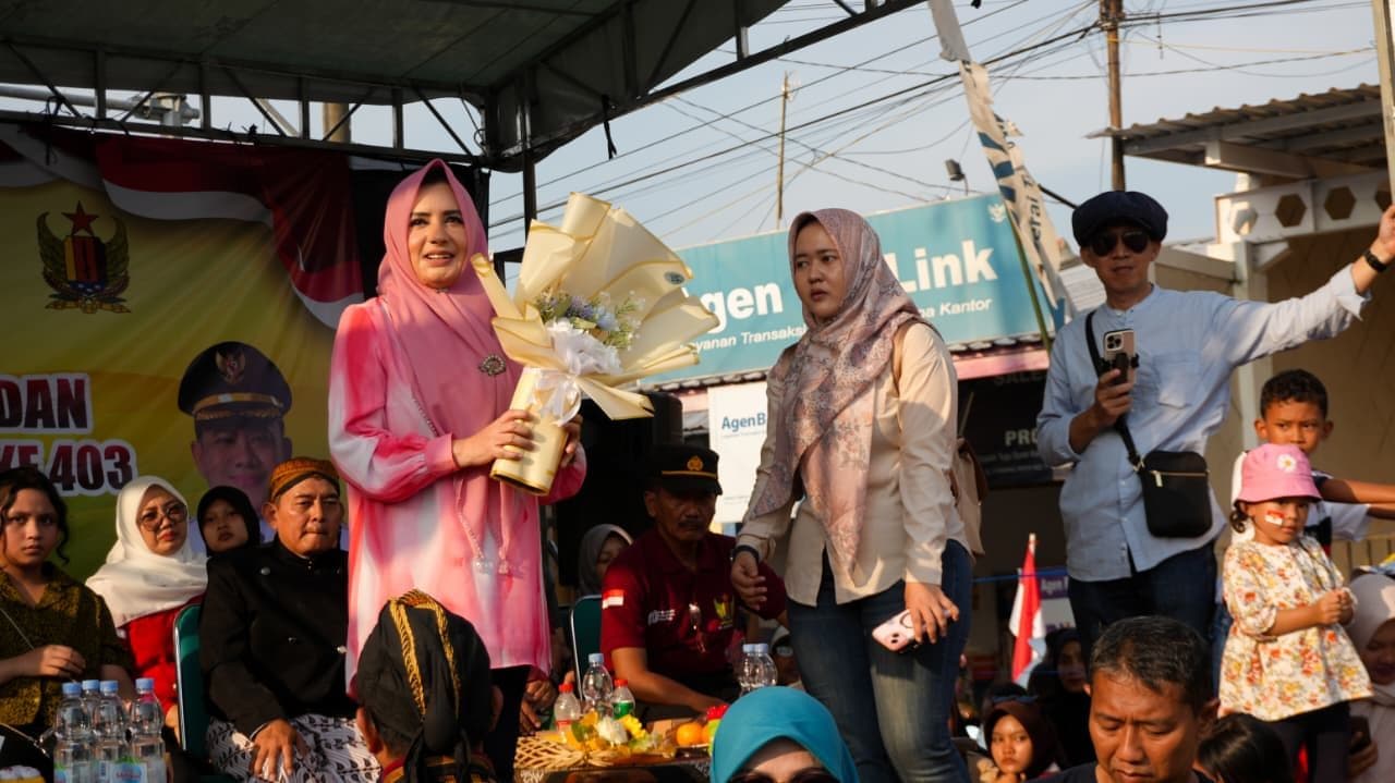 WARGA ANTUSIAS IKUTI KARNAVAL HUT RI BERSAMA BUPATI PEKALONGAN DI KARANGANYAR